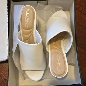 White healed sandal, size 8